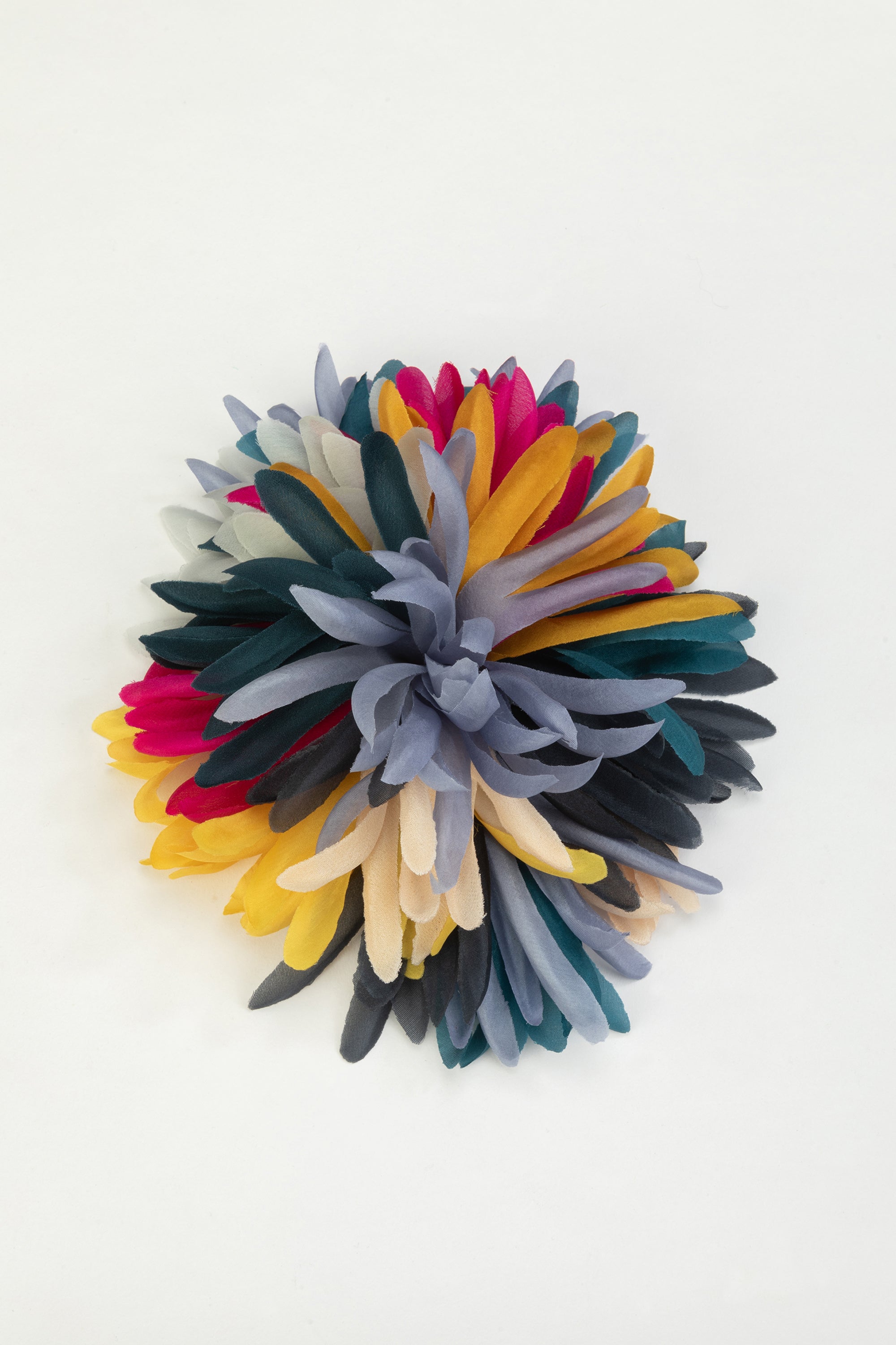 broche fleur en soie bleu / jaune / rose / beige / verte, artisanale